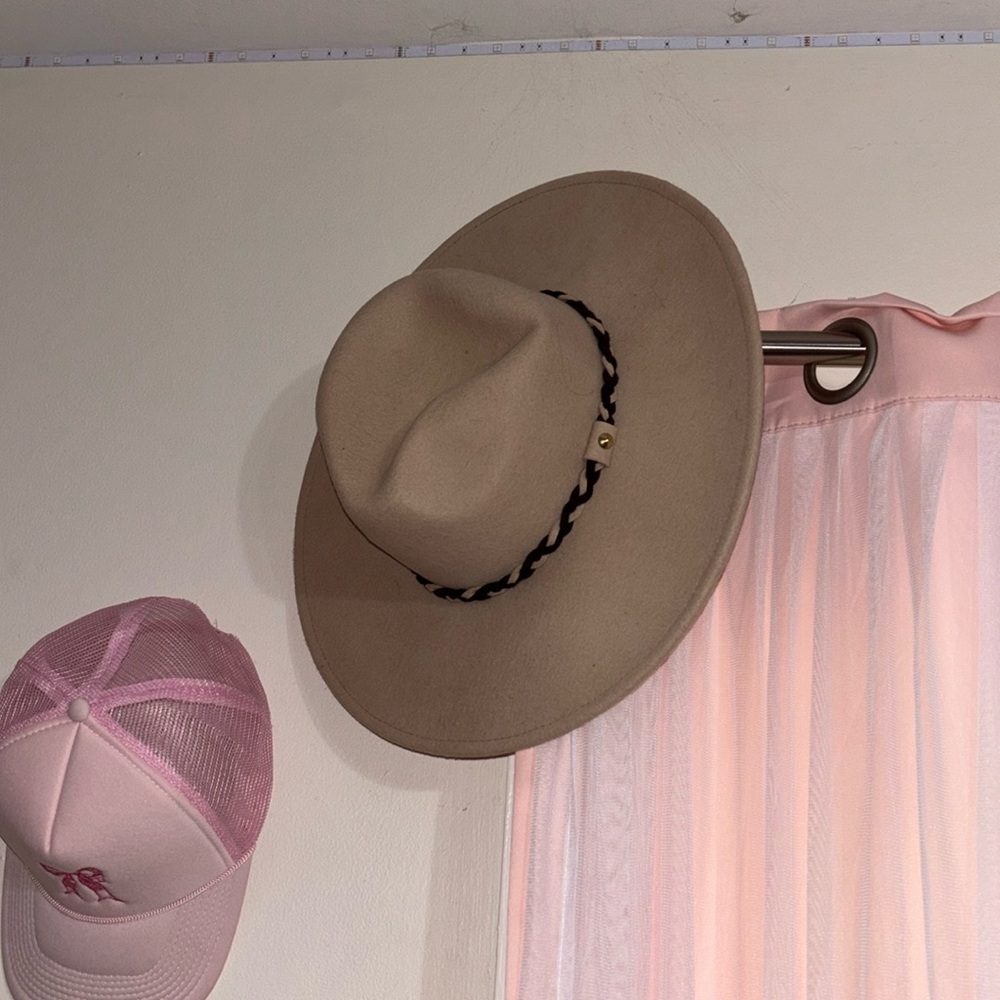 Western hat 🩷Never worn🩷 bought from a boutique in Middle Tennessee